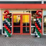 Ballonpilaar met één cijfer of letter. ballonstaanderes met een cijfer of letter erboven op