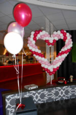 Ballonnenhart groot met een tros heliumballonnen
