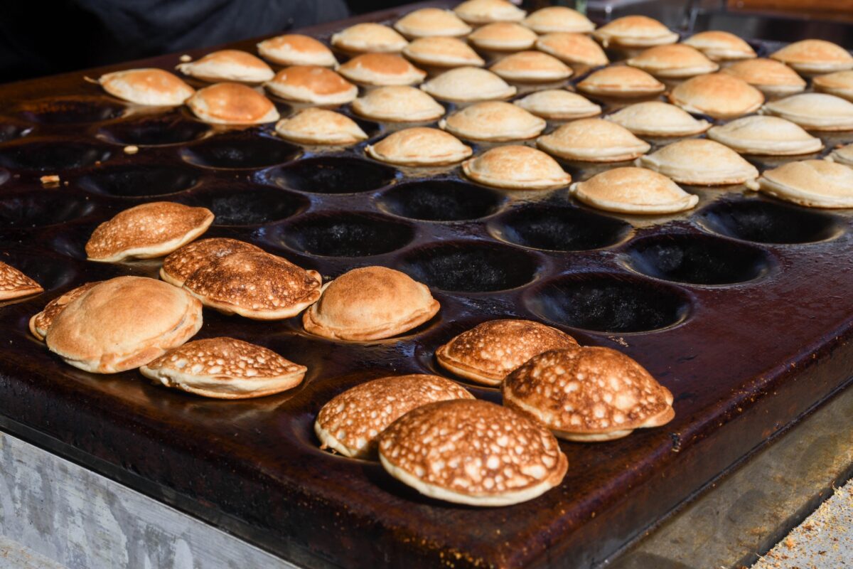 Poffertjes uitdelen.