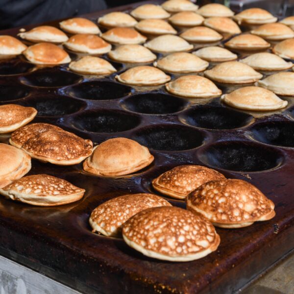 Poffertjes uitdelen.