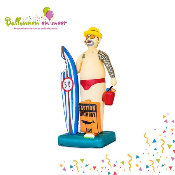 Abraham Strand met surfplank.