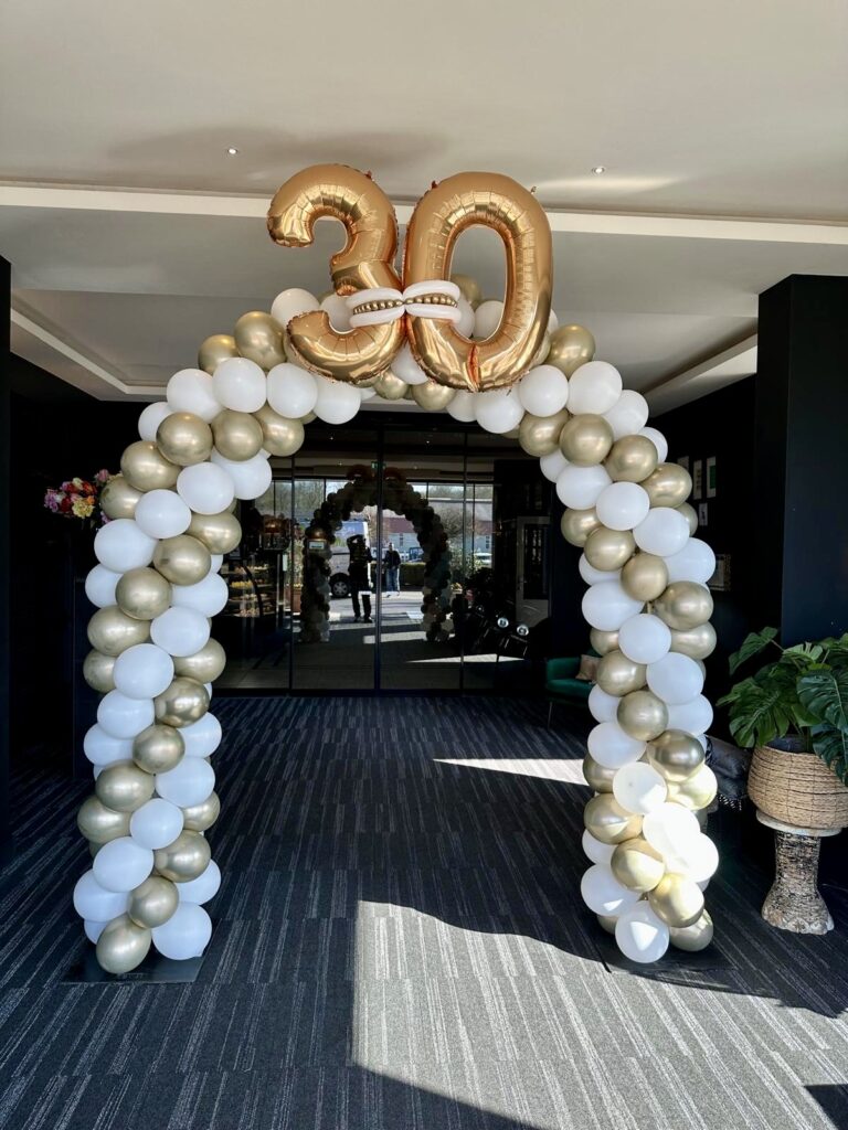 Ballonnenboog met 2 cijfers op de boog.